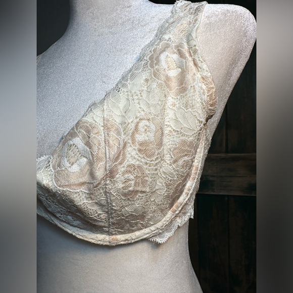 Vintage Victorias Secret
Cream Lace Bra size 36D - Picture 6 of 16